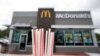 McDonald's dejará de usar las pajillas de papel por una "solución sostenible", anunció la cadena de restaurantes de comida rápida más grande del mundo.
