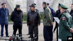 俄羅斯國防部長謝爾蓋·紹伊古（中）視察莫斯科軍區訓練場，檢視無人機和小型無人機發展。 （資料照，俄羅斯國防部新聞處）