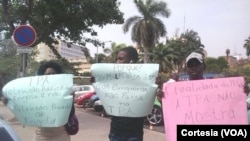 Jovens manifestam-se contra a linha editorial da TPA