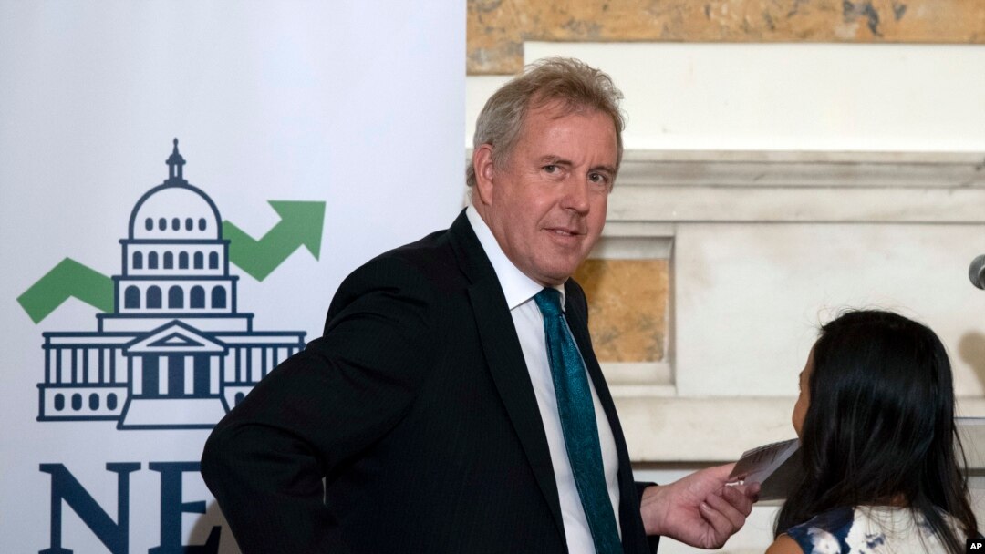 En esta fotografía del 20 de octubre de 2017, se muestra al embajador británico Kim Darroch durante un evento en la Embajada de Gran Bretaña en Washington