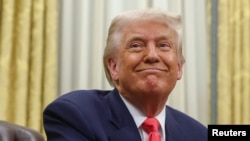 美國總統特朗普在白宮橢圓形辦公室簽署行政命令。 (2025年3月6日)
