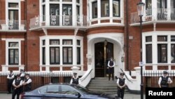 British police stand outside Ecuador's embassy, where Wikileaks founder Julian Assange is seeking asylum, London, August 16, 2012. 
