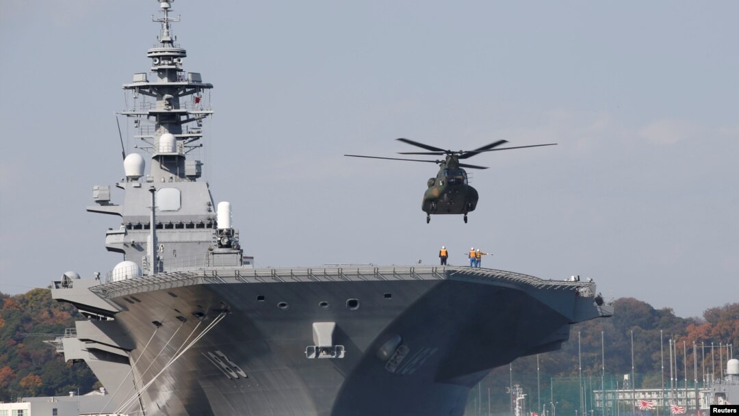 停靠在橫須賀軍事基地的日本出雲號直升機航母 - 資料照片