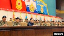 조선인민군 4차 중대장·정치지도원대회가 지난 22-23일 평양에서 진행된 가운데, 김정은 국방위원회 제1위원장(가운데)이 발언하고 있다. (자료사진)
