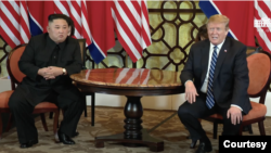 特朗普於第一任期和金正恩建立關係，圖為2019年兩人在越南河內二度會晤。 (截圖自Trump White House Archived)