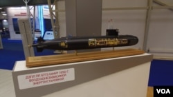 2015年在莫斯科郊外武器展上展出的“阿穆爾-1650”型潛艇模型。（美國之音白樺） 
