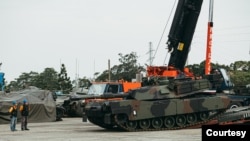 首批M1A2T主戰坦剋星期一凌晨運抵北台灣新竹的陸軍裝訓部後，包裹著車體的帆布被掀開，展現出台灣陸軍標準迷彩圖裝(照片提供:台灣國防部)