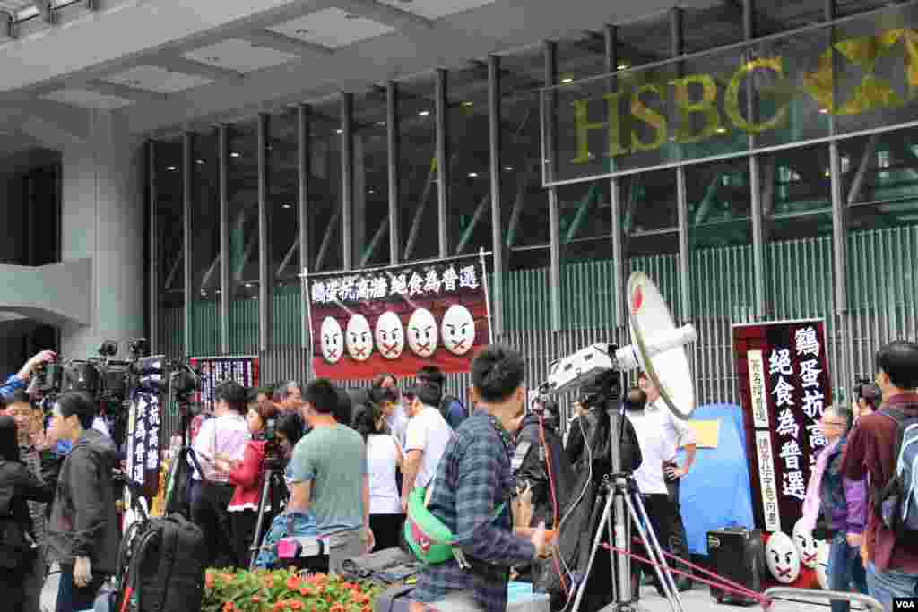 泛民發起“雞蛋抗高牆,絕食為普選”的絕食行動(美國之音海彥拍攝)