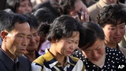 17일 북한 평양에서 발생한 아파트 붕괴사고 현장에서 희생자 가족들이 정부 고위관계자의 사과 발표를 듣고 있다.