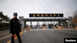  一名韓國保安在兩韓邊境通往朝鮮開城工業園區的道路旁執勤。（資料照片）
