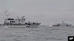 台灣海岸防衛隊影片截圖：左圖為2024年7月11日一艘台灣海岸警衛局船隻在台灣金門縣附近追逐一艘中國海警船隻。