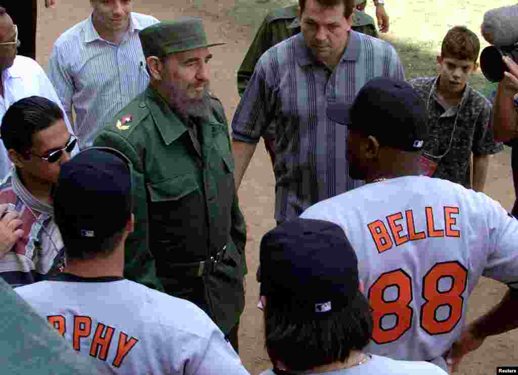 Presidente Fidel Castro em conversa com &nbsp;Albert Belle, jogador de basebal da equipa Orioles, de Baltimore, antes da equipa americana ter jogado com a equipa nacional cubana de basebal. (28 Mar 1999)