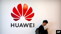 在北京舉行的中國國際信息通訊展覽會上的華為標識。（2019年10月31日）