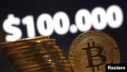 美國候任總統特朗普決定任命一位加密貨幣支持者擔任美國證券監管機構負責人，刺激比特幣首次突破10萬美元大關。 (路透：2024年12月5日)