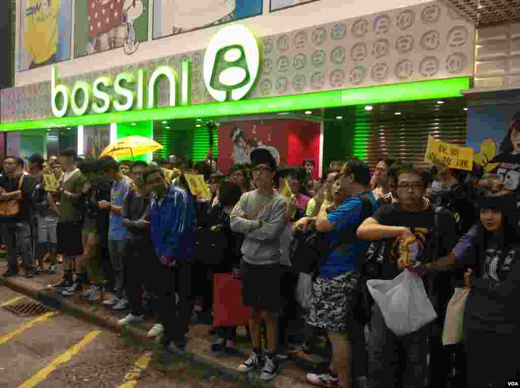 上千港人連續第四晚在旺角聚集爭真普選(美國之音海彥拍攝)