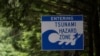 ARCHIVO - Un cartel que advierte a los conductores que están entrando en una zona de peligro de tsunami se muestra a lo largo de la Ruta 101 de EEUU, también conocida como Oregon Coast Highway, al norte de Lincoln City, Oregón, el 14 de junio de 2024.
