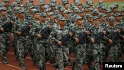 中國昆明學生參加軍訓。