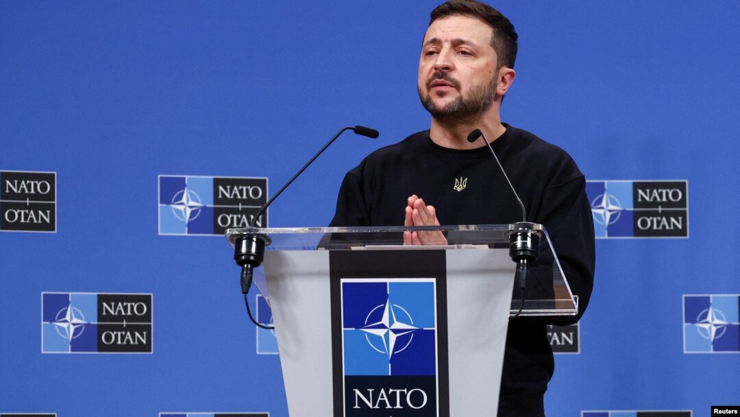 ARCHIVO: El presidente de Ucrania, Volodymyr Zelenskyy, asiste a una conferencia de prensa en la sede de la OTAN en Bruselas, Bélgica, el 17 de octubre de 2024. REUTERS