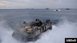 日本沖繩 (11月5日) 美軍氣墊登陸艇剛剛駛離從兩棲攻擊艦﹐為開往沖繩白灘的海軍陸戰隊運送設備。美日聯合軍演11月5日開始日本各地鋪開﹐約5萬軍人參加﹐為期12天。