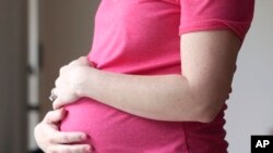2023 年5 月18 日，一名孕婦站在德州達拉斯拍攝肖像。本週，一名中國女子講述了她被引誘進入中國非法代孕行業並最終流產的經歷，在中國社交媒體上瘋傳。
