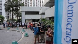 香港選民排隊為泛民主派立法會選舉初選投票。（2020年7月11日）