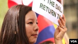 藏人示威者呼吁中国政府允许达赖喇嘛返回西藏。（美国之音章真拍摄）